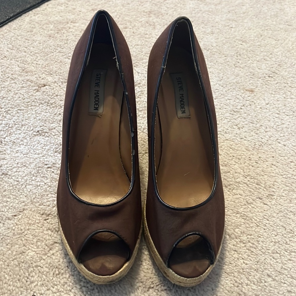 Steve Madden Brown peep toe wedges